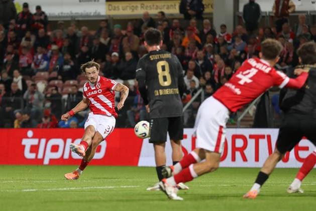 26.09.2025, xtgx, Fussball 3. Liga, FC Energie Cottbus - VfB Stuttgart II emspor, v.l. Henry Rorig (Cottbus, 3) schiesst Tor, Torschuetze, erzielt Tor, Treffer, scores the goal 2:0 (DFL DFB REGULATIONS PROHIBIT ANY USE OF PHOTOGRAPHS as IMAGE SEQUENCES and or QUASI-VIDEO) Cottbus