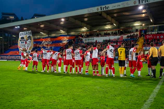 Choreo von den Fans von Sportfreunde Siegen vor dem Spiel im Hintergrund. Vorne die Mannschaft von Sportfreunde Siegen nach dem Einlaufen. Sportfreunde Siegen - VfL Bochum U21, U 21 26.09.2025 Fussball, Regionalliga West, 10. Spieltag, GER, Siegen, Leimbachstadion Siegen Copyright: HMBxMedia xMarcoxBader