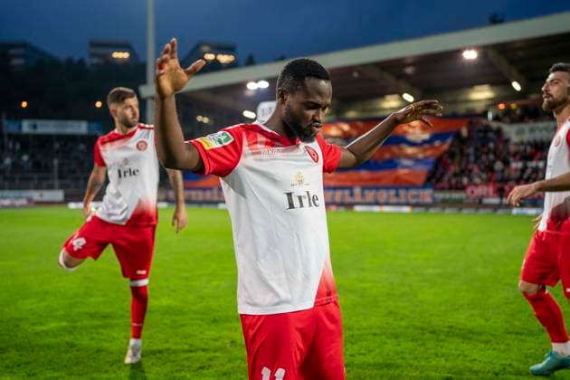 Derrick Kyere (Sportfreunde Siegen, 11) betet vor dem Spiel. Sportfreunde Siegen - VfL Bochum U21, U 21 26.09.2025 Fussball, Regionalliga West, 10. Spieltag, GER, Siegen, Leimbachstadion Siegen Copyright: HMBxMedia xMarcoxBader