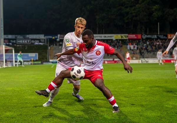 Zweikampf zwischen: Derrick Kyere (Sportfreunde Siegen, 11) und Keanu Kerbsties (VfL Bochum U21, U 21 26) Sportfreunde Siegen - VfL Bochum U21 26.09.2025 Fussball, Regionalliga West, 10. Spieltag, GER, Siegen, Leimbachstadion Siegen Copyright: HMBxMedia xMarcoxBader