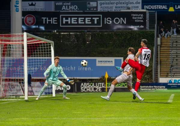 Arif Gueclue (Sportfreunde Siegen, 18) mit einer Torchance Sportfreunde Siegen - VfL Bochum U21, U 21 26.09.2025 Fussball, Regionalliga West, 10. Spieltag, GER, Siegen, Leimbachstadion Siegen Copyright: HMBxMedia xMarcoxBader