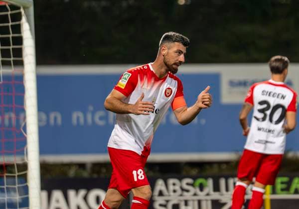 Arif Gueclue (Sportfreunde Siegen, 18) mit Daumen hoch Sportfreunde Siegen - VfL Bochum U21, U 21 26.09.2025 Fussball, Regionalliga West, 10. Spieltag, GER, Siegen, Leimbachstadion Siegen Copyright: HMBxMedia xMarcoxBader