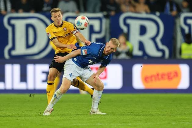 Darmstadt, Merck-Stadion am Böllenfalltor, 26.09.2025, Fussball - 2.Bundesliga - SV Darmstadt 98 - SG Dynamo Dresden, 7.Spieltag, v.l. Niklas Hauptmann (Dynamo Dresden), Kai Klefisch (Darmstadt 98) Darmstadt Merck-Stadion am Böllenfalltor Hessen Deutschland
