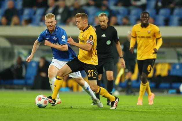 Darmstadt, Merck-Stadion am Böllenfalltor, 26.09.2025, Fussball - 2.Bundesliga - SV Darmstadt 98 - SG Dynamo Dresden, 7.Spieltag, v.l. Kai Klefisch (Darmstadt 98), Niklas Hauptmann (Dynamo Dresden) Darmstadt Merck-Stadion am Böllenfalltor Hessen Deutschland