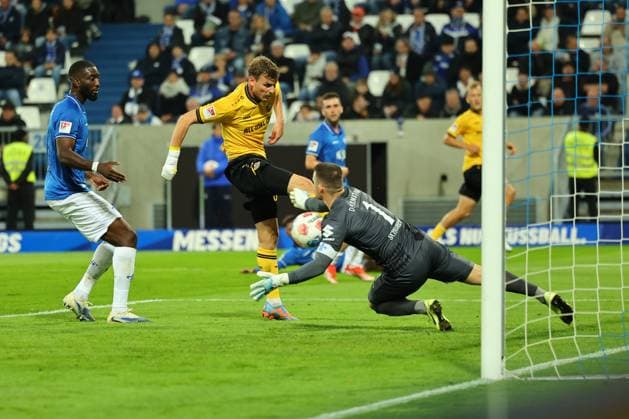Darmstadt, Merck-Stadion am Böllenfalltor, 26.09.2025, Fussball - 2.Bundesliga - SV Darmstadt 98 - SG Dynamo Dresden, 7.Spieltag, v.l. Patric Pfeiffer (Darmstadt 98), Christoph Daferner (Dynamo Dresden), Torwart Marcel Schuhen (Darmstadt 98) Darmstadt Merck-Stadion am Böllenfalltor Hessen Deutschland