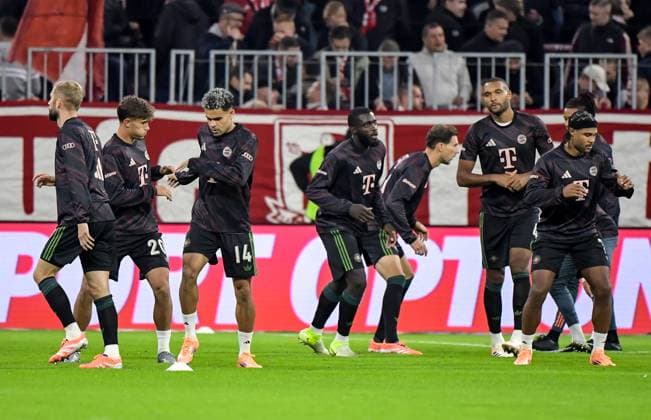 26.09.2025, xemx, Fussball 1.Bundesliga, FC Bayern Muenchen - SV Werder Bremen v.l. Warmup warm up Aufwärmen, Aufwaermen vor Spielbeginn (DFL DFB REGULATIONS PROHIBIT ANY USE OF PHOTOGRAPHS as IMAGE SEQUENCES and or QUASI-VIDEO) Muenchen