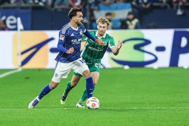 Fussball, 2. Bundesliga Saison 2025 2026 7. Spieltag FC Schalke 04 - SpVgg Greuther Fürth 26.09.2025, VELTINS-Arena Kenan Karaman (Schalke 04, 19) Jannik Dehm (Greuther Fürth, 23) Gelsenkirchen VELTINS-Arena Nordrhein-Westfalen Deutschland