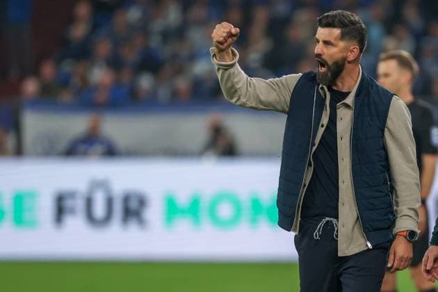 2. Bundesliga - FC Schalke 04 - SpVgg Greuther Fürth am 25.09.2025 in der Veltins-Arena auf Schalke Trainer Miron Muslic (Schalke) jubelt und freut sich