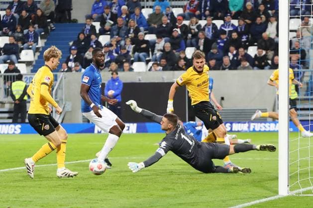 26.09.2025, xtvx, Fussball 2.Bundesliga, SV Darmstadt 98 - Dynamo Dresden v.l. Torschuss, has a shot on goal Christoph Daferner (SG Dynamo Dresden) Torwart Marcel Schuhen (SV Darmstadt 98) (DFL DFB REGULATIONS PROHIBIT ANY USE OF PHOTOGRAPHS as IMAGE SEQUENCES and or QUASI-VIDEO) Darmstadt
