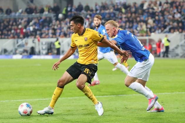 26.09.2025, xtvx, Fussball 2.Bundesliga, SV Darmstadt 98 - Dynamo Dresden v.l. Zweikampf, Duell, duel, tackle, compete Claudio Kammerknecht (SG Dynamo Dresden) Isac Lidberg (SV Darmstadt 98) (DFL DFB REGULATIONS PROHIBIT ANY USE OF PHOTOGRAPHS as IMAGE SEQUENCES and or QUASI-VIDEO) Darmstadt