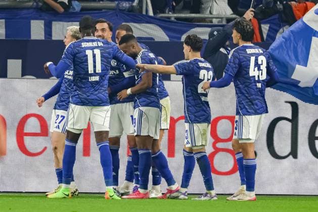 Gelsenkirchen, Deutschland, 26.09.25: Finn Porath (FC Schalke 04) Torjubel, jubelt mit seiner Mannschaft nach dem Treffer zum 1:0 waehrend des Spiels der 2. Bundesliga zwischen FC Schalke 04 - SpVgg Greuther Fürth in der Veltins-Arena am 26. September 2025 in Gelsenkirchen, Deutschland. Gelsenkirchen Veltins-Arena Germany Copyright: xStefanxBrauer Brauer-Fotoagenturx