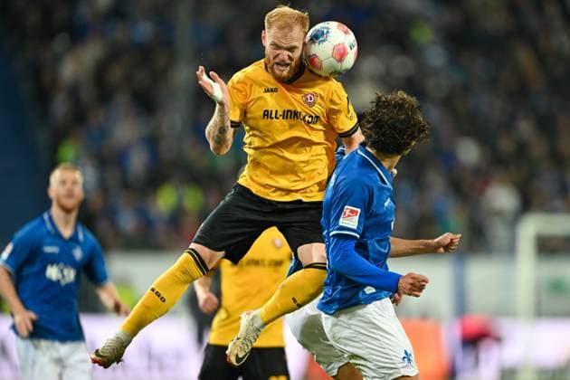 Nils Fröling (Dynamo Dresden, 16) im Zweikampf mit Fraser Hornby (SV Darmstadt 1898, 09), GER, SV Darmstadt 98 vs Dynamo Dresden, Fussball, 2.Bundesliga, 7. Spieltag, Spielzeit 2025 2026, 26.09.2025. DFL REGULATIONS PROHIBIT ANY USE OF PHOTOGRAPHS AS IMAGE SEQUENCES AND OR QUASI-VIDEO GER, SV Darmstadt 98 vs Dynamo Dresden, Fussball, 2.Bundesliga, 7. Spieltag, Spielzeit 2025 2026, 26.09.2025. Darmstadt