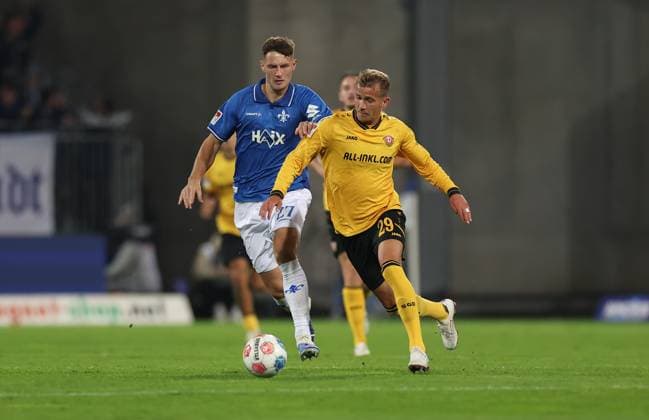 26.09.2025, xdcx, Fussball 2. Bundesliga, SV Darmstadt 98 - SG Dynamo Dresden, emonline, emspor, despor, v.l., Bartosz Bialek (SV Darmstadt 98), Lukas Boeder (SG Dynamo Dresden) DFL DFB REGULATIONS PROHIBIT ANY USE OF PHOTOGRAPHS AS IMAGE SEQUENCES AND OR QUASI-VIDEO.