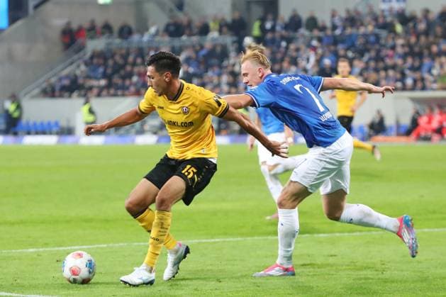 26.09.2025, xtvx, Fussball 2.Bundesliga, SV Darmstadt 98 - Dynamo Dresden v.l. Zweikampf, Duell, duel, tackle, compete Claudio Kammerknecht (SG Dynamo Dresden) Isac Lidberg (SV Darmstadt 98) (DFL DFB REGULATIONS PROHIBIT ANY USE OF PHOTOGRAPHS as IMAGE SEQUENCES and or QUASI-VIDEO) Darmstadt