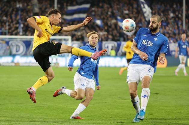 26.09.2025, xtvx, Fussball 2.Bundesliga, SV Darmstadt 98 - Dynamo Dresden v.l. Zweikampf, Duell, duel, tackle, compete Konrad Faber (SG Dynamo Dresden) Luca Marseiler (SV Darmstadt 98) Aleksandar Vukotic (SV Darmstadt 98) (DFL DFB REGULATIONS PROHIBIT ANY USE OF PHOTOGRAPHS as IMAGE SEQUENCES and or QUASI-VIDEO) Darmstadt
