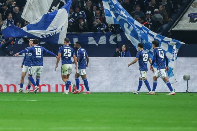 Fussball, 2. Bundesliga Saison 2025 2026 7. Spieltag FC Schalke 04 - SpVgg Greuther Fürth 26.09.2025, VELTINS-Arena Torjubel FC Schalke 04 nach dem Tor zum 1-0 durch Finn Porath (FC Schalke 04, 27) die Spieler freuen sich Gelsenkirchen VELTINS-Arena Nordrhein-Westfalen Deutschland