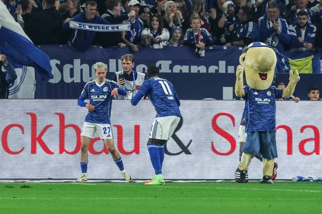 Fussball, 2. Bundesliga Saison 2025 2026 7. Spieltag FC Schalke 04 - SpVgg Greuther Fürth 26.09.2025, VELTINS-Arena Torjubel FC Schalke 04 nach dem Tor zum 1-0 durch Finn Porath (FC Schalke 04, 27) der Torschütze und Bryan Lasme (FC Schalke 04, 11) freuen sich Gelsenkirchen VELTINS-Arena Nordrhein-Westfalen Deutschland