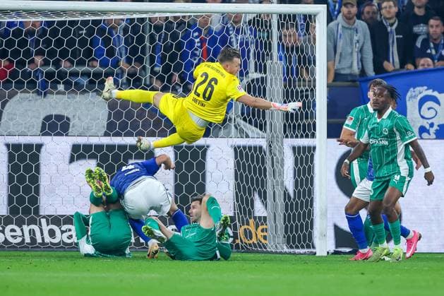 25.09.2025, Fußball, FC Schalke 04 - SpVgg Greuther Fürth, 7.Spieltag, 2. Fußball Bundesliga, Veltins-Arena Gelsenkirchen, Saison 2025 2026: Torwart Pelle Boevink (Greuther Fürth 26) verteidigt das Tor und stürzt über Hasan Kurucay (Schalke04 04) zu Boden DFB regulations prohibit any use of photographs as image sequences and or quasi-video. Nordrhein-Westfalen Deutschland