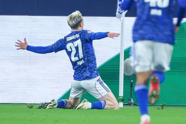 25.09.2025, Fußball, FC Schalke 04 - SpVgg Greuther Fürth, 7.Spieltag, 2. Fußball Bundesliga, Veltins-Arena Gelsenkirchen, Saison 2025 2026: Torjubel nach dem Tor zum 1:0 durch Torschütze Finn Porath (Schalke04 27) zusammen mit DFB regulations prohibit any use of photographs as image sequences and or quasi-video. Nordrhein-Westfalen Deutschland