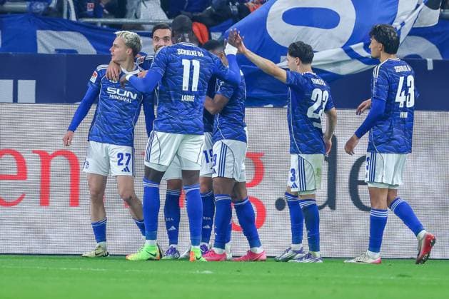 25.09.2025, Fußball, FC Schalke 04 - SpVgg Greuther Fürth, 7.Spieltag, 2. Fußball Bundesliga, Veltins-Arena Gelsenkirchen, Saison 2025 2026: Torjubel nach dem Tor zum 1:0 durch Torschütze Finn Porath (Schalke04 27) zusammen mit Bryan Lasme (Schalke04 11) und der mannschaft DFB regulations prohibit any use of photographs as image sequences and or quasi-video. Nordrhein-Westfalen Deutschland