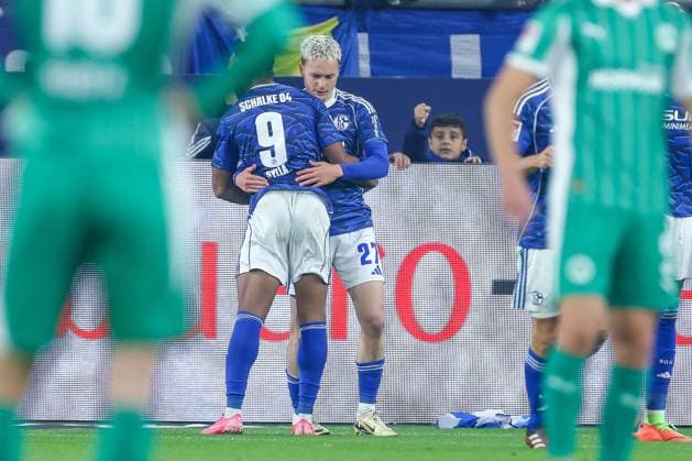 25.09.2025, Fußball, FC Schalke 04 - SpVgg Greuther Fürth, 7.Spieltag, 2. Fußball Bundesliga, Veltins-Arena Gelsenkirchen, Saison 2025 2026: Torjubel nach dem Tor zum 1:0 durch Torschütze Finn Porath (Schalke04 27) zusammen mit Moussa Sylla (Schalke04 09) DFB regulations prohibit any use of photographs as image sequences and or quasi-video. Nordrhein-Westfalen Deutschland