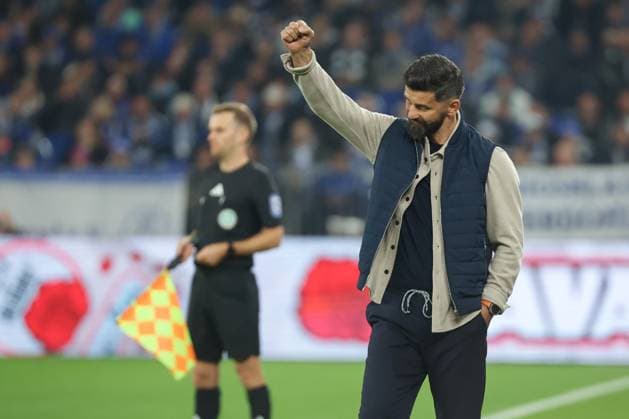 2. Bundesliga - FC Schalke 04 - SpVgg Greuther Fürth am 25.09.2025 in der Veltins-Arena auf Schalke Trainer Miron Muslic (Schalke) jubelt und freut sich