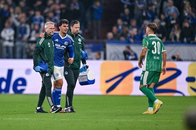 26.09.2025, Fussball, 2. Bundesliga, Saison 2025 2026, 7. Spieltag, FC Schalke 04 - SpVgg Greuther Fürth, Mertcan Ayhan (FC Schalke 04) geht verletzt vom Platz, xRHR-FOTO YYx Copyright: KROEGER RHR-FOTOx RHR-FOTO YY