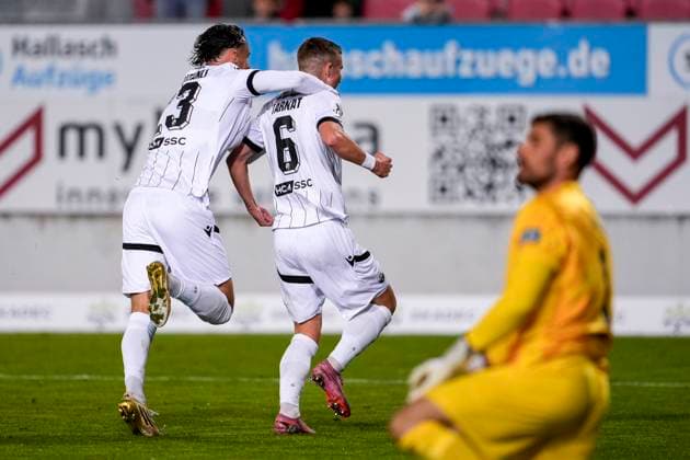 v.li.: Teoman Akmestanli (SVS, 23), Torschütze Niklas Tarnat (SVS, 6), Spieler vom SV Sandhausen (SVS), jubeln über das Tor zum 3:3, Jubel, Torjubel, Torerfolg, celebrate the goal, goal, celebration, jubelt ueber das Tor, Freuen, Freude, freut sich, optimistisch, positiv, Spielszene, Highlight, Action, Aktion, 26.09.2025, Sandhausen (Deutschland), Fussball, Regionalliga Südwest, SV Sandhausen - Kickers Offenbach