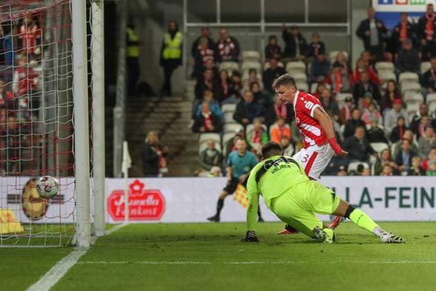 26.09.2025, xtgx, Fussball 3. Liga, FC Energie Cottbus - VfB Stuttgart II emspor, v.l. Erik Engelhardt (Cottbus, 18) schiesst Tor, Torschuetze, erzielt Tor, Treffer, scores the goal 3:0 (DFL DFB REGULATIONS PROHIBIT ANY USE OF PHOTOGRAPHS as IMAGE SEQUENCES and or QUASI-VIDEO) Cottbus