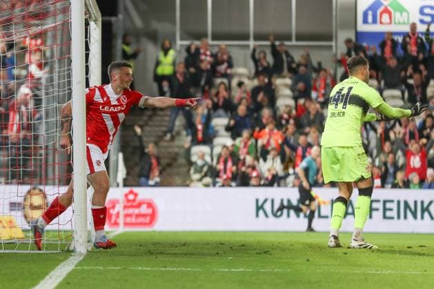 26.09.2025, xtgx, Fussball 3. Liga, FC Energie Cottbus - VfB Stuttgart II emspor, v.l. Erik Engelhardt (Cottbus, 18) Jubel, Torjubel, jubelt ueber das Tor, celebrate the goal, celebration (DFL DFB REGULATIONS PROHIBIT ANY USE OF PHOTOGRAPHS as IMAGE SEQUENCES and or QUASI-VIDEO) Cottbus