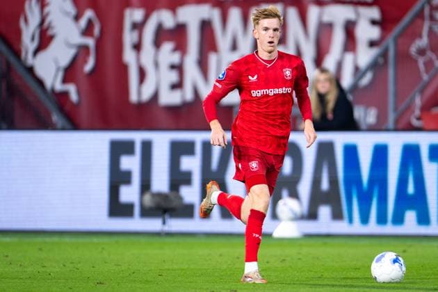 2025-09-26 FC Twente v Fortuna Sittard - Dutch Eredivisie ENSCHEDE, NETHERLANDS - SEPTEMBER 26: Mats Rots of FC Twente in action during the Dutch Eredivisie match between FC Twente and Fortuna Sittard at Grolsch Veste on September 26, 2025 in Enschede, Netherlands. Enschede Grolsch Veste Netherlands Content not available for redistribution in The Netherlands directly or indirectly through any third parties. Copyright: xJorisxVerwijstx