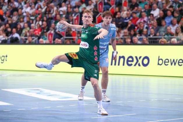 26.09.2025, xgox, Handball - Daikin HBL, TSV Hannover-Burgdorf - HC Erlangen emspor, v.l. August Baskar Pedersen (Hannover, 17) beim Siebenmeter Hannover