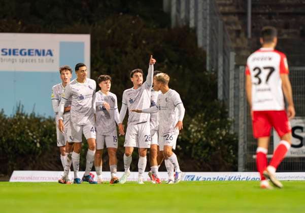 Jubel bei VfL Bochum U21, U 21 über das Tor von Luis Hartwig (VfL Bochum U21, 28) Sportfreunde Siegen - VfL Bochum U21 26.09.2025 Fussball, Regionalliga West, 10. Spieltag, GER, Siegen, Leimbachstadion Siegen Copyright: HMBxMedia xMarcoxBader