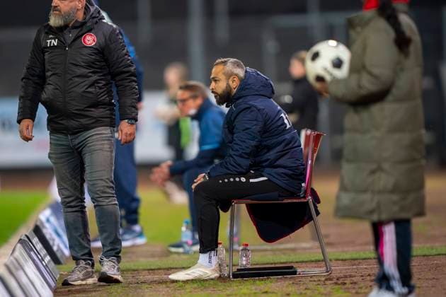 Sergen Yesilcay (Sportfreunde Siegen, Co-Trainer) Sportfreunde Siegen - VfL Bochum U21, U 21 26.09.2025 Fussball, Regionalliga West, 10. Spieltag, GER, Siegen, Leimbachstadion Siegen Copyright: HMBxMedia xMarcoxBader