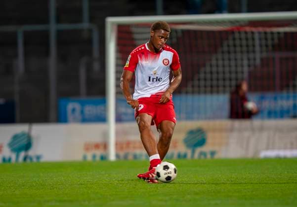 Jubes Mba Tibah Ticha (Sportfreunde Siegen, 29) Sportfreunde Siegen - VfL Bochum U21, U 21 26.09.2025 Fussball, Regionalliga West, 10. Spieltag, GER, Siegen, Leimbachstadion Siegen Copyright: HMBxMedia xMarcoxBader