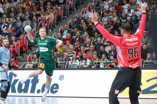 26.09.2025, xgox, Handball - Daikin HBL, TSV Hannover-Burgdorf - HC Erlangen emspor, v.l. August Baskar Pedersen (Hannover, 17) wirft Tor, Torschuetze, erzielt Tor, Treffer, scores the goal Hannover