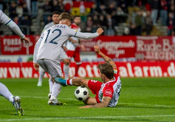 Zweikampf zwischen: David Kammerbauer (Sportfreunde Siegen, 3) und Niklas Jahn (VfL Bochum U21, U 21 12) Sportfreunde Siegen - VfL Bochum U21 26.09.2025 Fussball, Regionalliga West, 10. Spieltag, GER, Siegen, Leimbachstadion Siegen Copyright: HMBxMedia xMarcoxBader