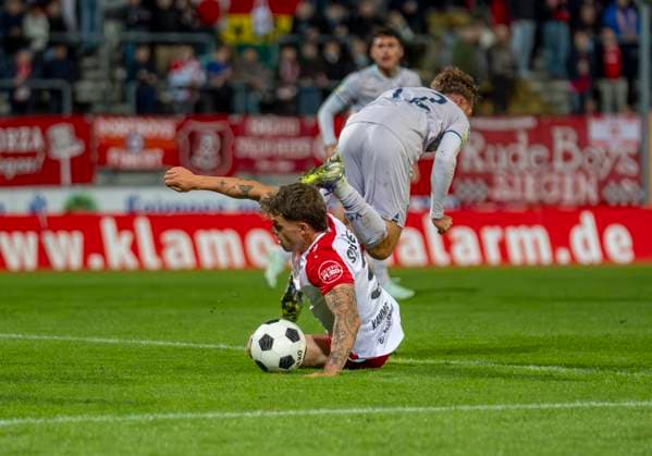 Zweikampf zwischen: David Kammerbauer (Sportfreunde Siegen, 3) und Niklas Jahn (VfL Bochum U21, U 21 12) Sportfreunde Siegen - VfL Bochum U21 26.09.2025 Fussball, Regionalliga West, 10. Spieltag, GER, Siegen, Leimbachstadion Siegen Copyright: HMBxMedia xMarcoxBader