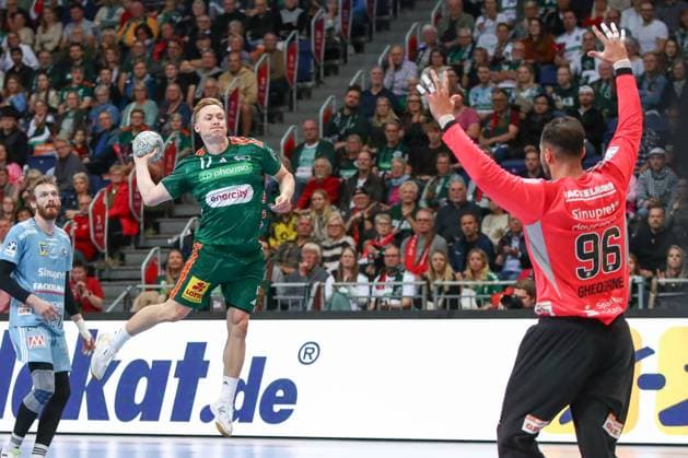 26.09.2025, xgox, Handball - Daikin HBL, TSV Hannover-Burgdorf - HC Erlangen emspor, v.l. August Baskar Pedersen (Hannover, 17) wirft Tor, Torschuetze, erzielt Tor, Treffer, scores the goal Hannover