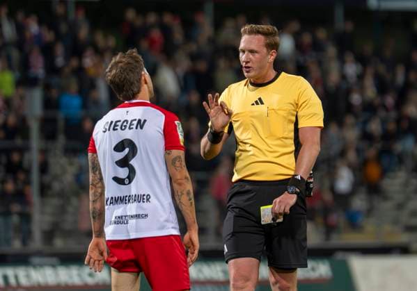Maurice Stubenrauch (Schiedsrichter) im Gespräch mit David Kammerbauer (Sportfreunde Siegen, 3) Sportfreunde Siegen - VfL Bochum U21, U 21 26.09.2025 Fussball, Regionalliga West, 10. Spieltag, GER, Siegen, Leimbachstadion Siegen Copyright: HMBxMedia xMarcoxBader