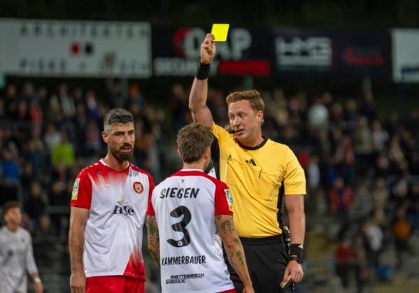 Maurice Stubenrauch (Schiedsrichter) zeigt David Kammerbauer (Sportfreunde Siegen, 3) die gelbe Karte Sportfreunde Siegen - VfL Bochum U21, U 21 26.09.2025 Fussball, Regionalliga West, 10. Spieltag, GER, Siegen, Leimbachstadion Siegen Copyright: HMBxMedia xMarcoxBader