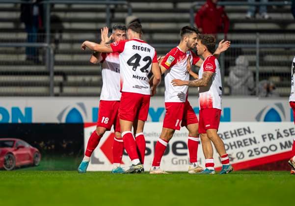 Jubel bei Sportfreunde Siegen über das Tor zum 1-1 durch Arif Gueclue (Sportfreunde Siegen, 18) Sportfreunde Siegen - VfL Bochum U21, U 21 26.09.2025 Fussball, Regionalliga West, 10. Spieltag, GER, Siegen, Leimbachstadion Siegen Copyright: HMBxMedia xMarcoxBader