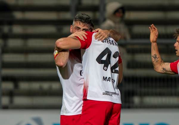 Jubel bei Sportfreunde Siegen über das Tor zum 1-1 durch Arif Gueclue (Sportfreunde Siegen, 18) Sportfreunde Siegen - VfL Bochum U21, U 21 26.09.2025 Fussball, Regionalliga West, 10. Spieltag, GER, Siegen, Leimbachstadion Siegen Copyright: HMBxMedia xMarcoxBader