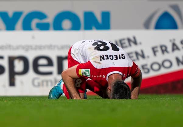 Jubel bei Sportfreunde Siegen über das Tor zum 1-1 durch Arif Gueclue (Sportfreunde Siegen, 18). Hier kniet er auf dem Boden Sportfreunde Siegen - VfL Bochum U21, U 21 26.09.2025 Fussball, Regionalliga West, 10. Spieltag, GER, Siegen, Leimbachstadion Siegen Copyright: HMBxMedia xMarcoxBader