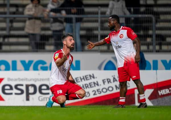 Jubel bei Sportfreunde Siegen über das Tor zum 1-1 durch Arif Gueclue (Sportfreunde Siegen, 18). Hier klatscht Derrick Kyere (Sportfreunde Siegen, 11) mit ihm ab Sportfreunde Siegen - VfL Bochum U21, U 21 26.09.2025 Fussball, Regionalliga West, 10. Spieltag, GER, Siegen, Leimbachstadion Siegen Copyright: HMBxMedia xMarcoxBader