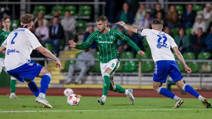 v.li.: Felix Göttlicher (BSV Kickers Emden, 2), Christian Stark (SV Werder Bremen II, 9) und Dennis Engel (BSV Kickers Emden, 22) im Zweikampf, Duell, Dynamik, Aktion, Action, Spielszene, 26.09.2025, Bremen (Deutschland), Fussball, Regionalliga Nord, SV Werder Bremen II - BSV Kickers Emden
