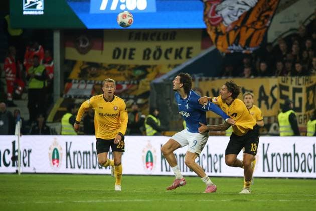 26.09.2025, xpfrx, Fussball 2.Bundesliga, SV Darmstadt 98 - Dynamo Dresden v.l. Lukas Boeder (SG Dynamo Dresden) Fraser Hornby (SV Darmstadt 98) Julian Pauli (SG Dynamo Dresden) Zweikampf, Aktion, action, battle for the ball (DFL DFB REGULATIONS PROHIBIT ANY USE OF PHOTOGRAPHS as IMAGE SEQUENCES and or QUASI-VIDEO) Darmstadt