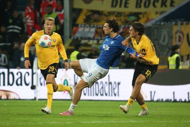 26.09.2025, xpfrx, Fussball 2.Bundesliga, SV Darmstadt 98 - Dynamo Dresden v.l. Lukas Boeder (SG Dynamo Dresden) Fraser Hornby (SV Darmstadt 98) Julian Pauli (SG Dynamo Dresden) Zweikampf, Aktion, action, battle for the ball (DFL DFB REGULATIONS PROHIBIT ANY USE OF PHOTOGRAPHS as IMAGE SEQUENCES and or QUASI-VIDEO) Darmstadt