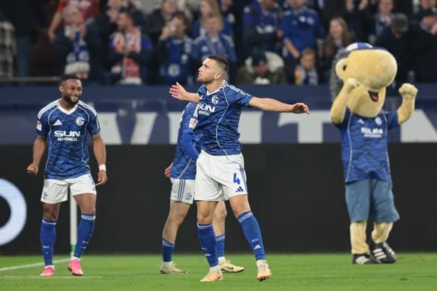 Die Spieler vom FC Schalke 04 freuen sich über das Tor zum 1:0 durch Finn Porath (FC Schalke 04) beim Spiel der 2. Bundesliga (Saison 2025 26) FC Schalke 04 - Greuther Fürth Copyright: Thomas Pakusch