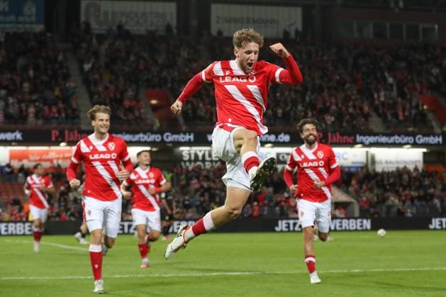 26.09.2025, xtgx, Fussball 3. Liga, FC Energie Cottbus - VfB Stuttgart II emspor, v.l. Tim Campulka (Cottbus, 4) Jubel, Torjubel, jubelt ueber das Tor, celebrate the goal, celebration (DFL DFB REGULATIONS PROHIBIT ANY USE OF PHOTOGRAPHS as IMAGE SEQUENCES and or QUASI-VIDEO) Cottbus